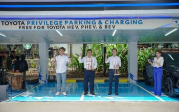 Fasilitas parkir dan isi daya mobil listrik Toyota tersedia di Bandung