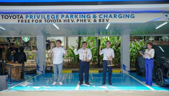 Fasilitas parkir dan isi daya mobil listrik Toyota tersedia di Bandung