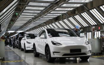 Tesla dan GM dikabarkan kurangi penggunaan suku cadang buatan China