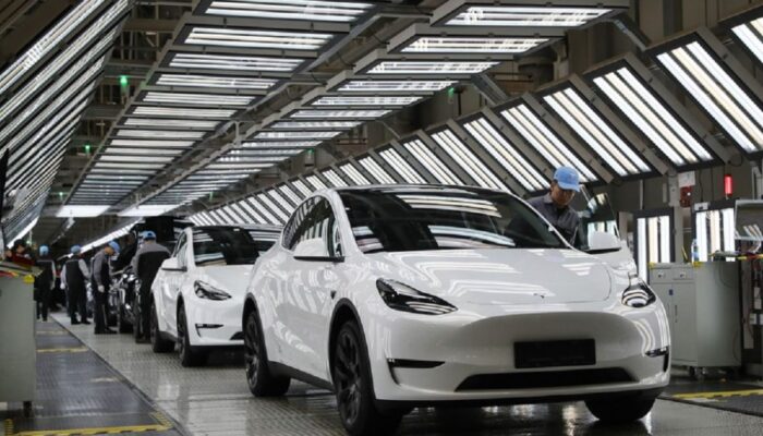 Tesla dan GM dikabarkan kurangi penggunaan suku cadang buatan China