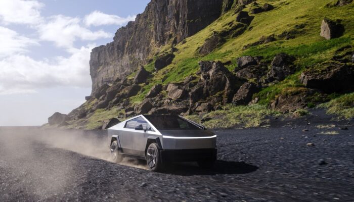 Tesla tarik 6.197 unit Cybertruck karena masalah pada bar lampu