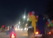 Aksi Berbahaya Anak Berkostum Badut Saat Menumpang Mobil Tangki Air